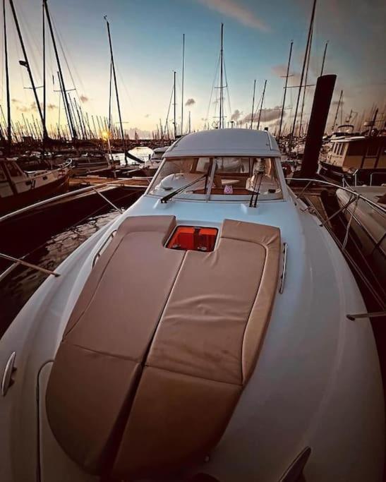 Botel Nuit, A Quai